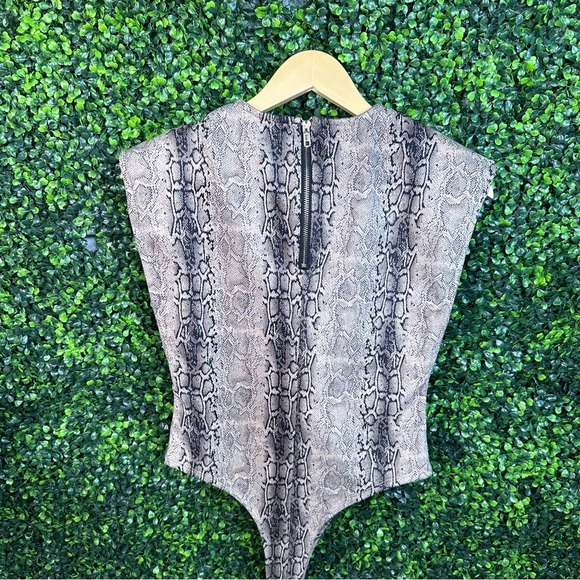Snake print shoulder pad bodysuit nwt - Picture 4 of 6